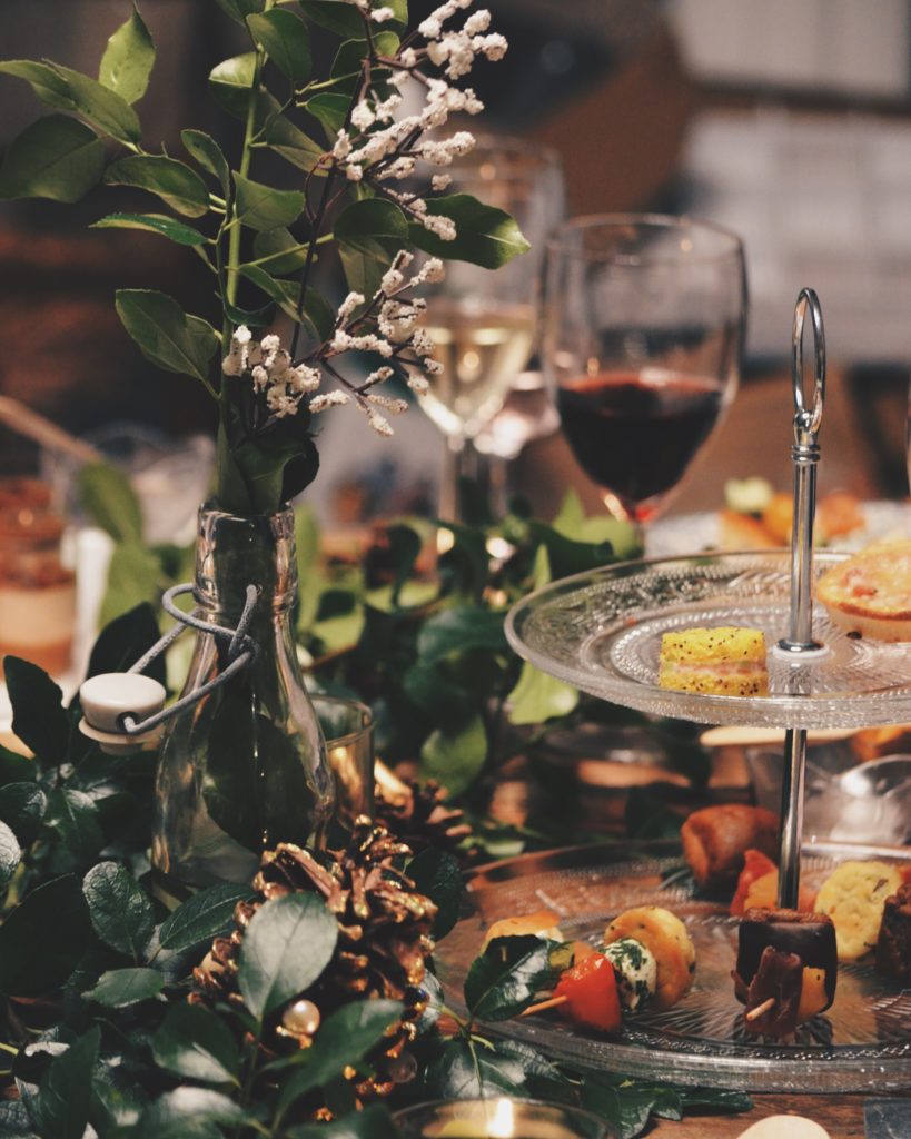 Check out these super easy ways to learn how to throw a holiday party on a budget. Host a fabulous Christmas party using these cheap holiday party ideas!