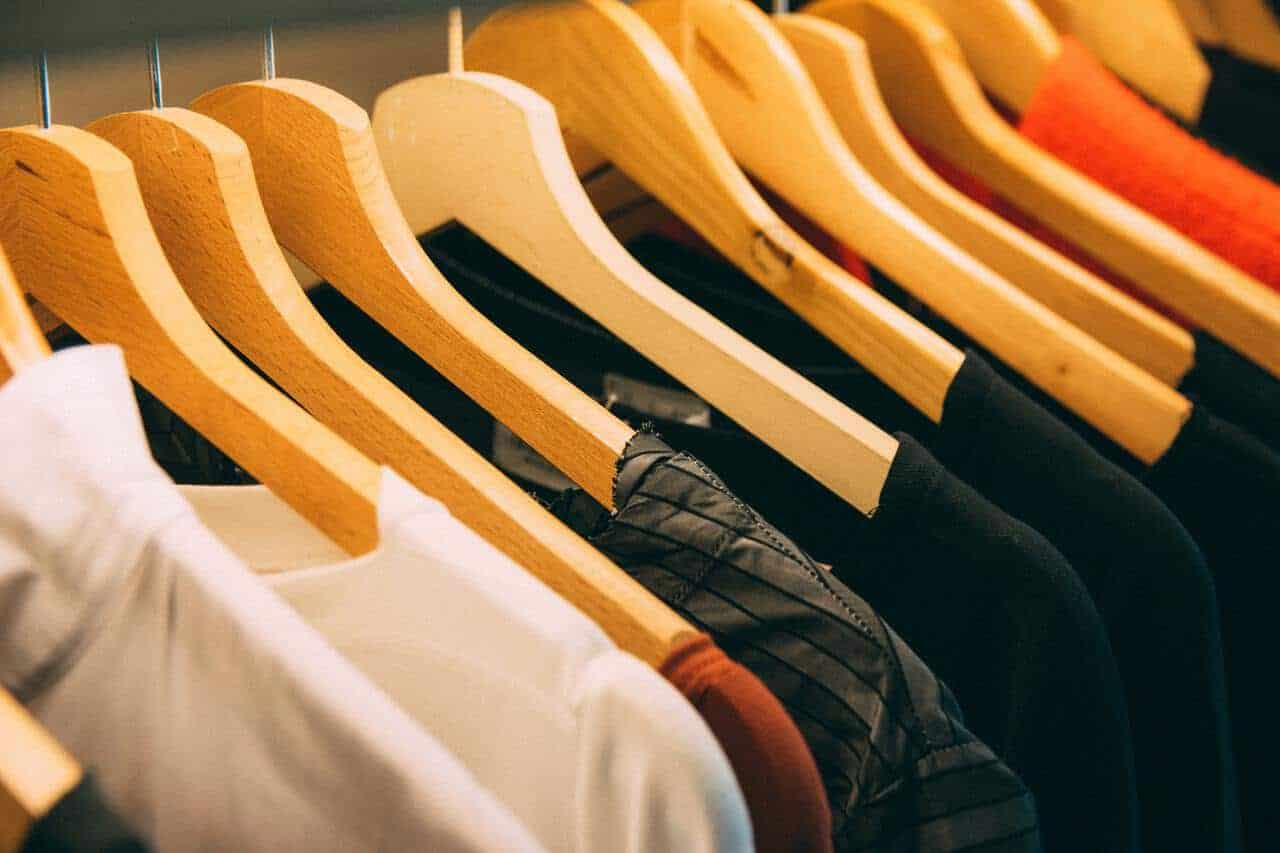 Need some help to downsize your wardrobe? Use these 5 easy steps to declutter your clothes and organize your closet quickly.