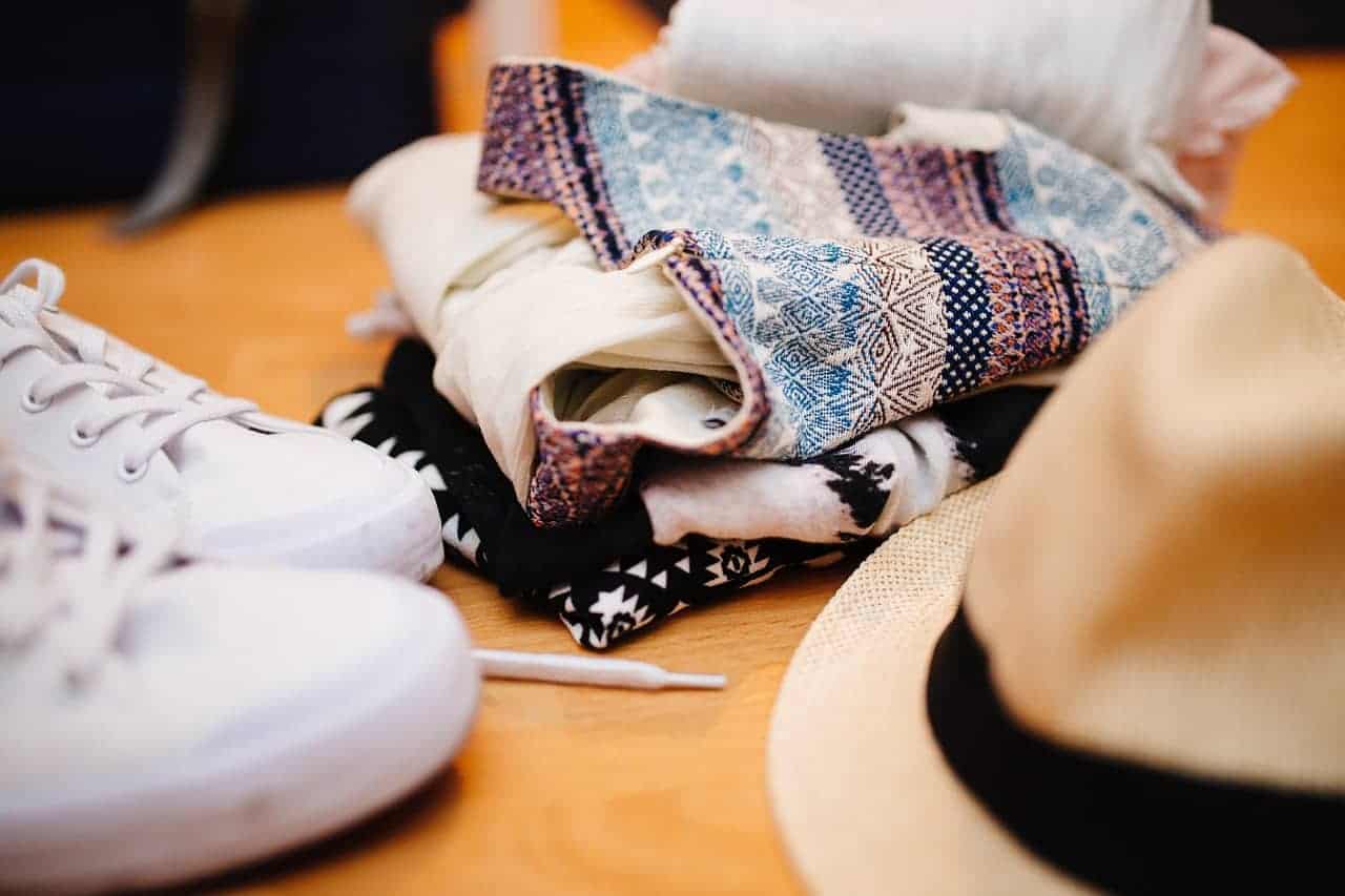 Need some help to downsize your wardrobe? Use these 5 easy steps to declutter your clothes and organize your closet quickly.