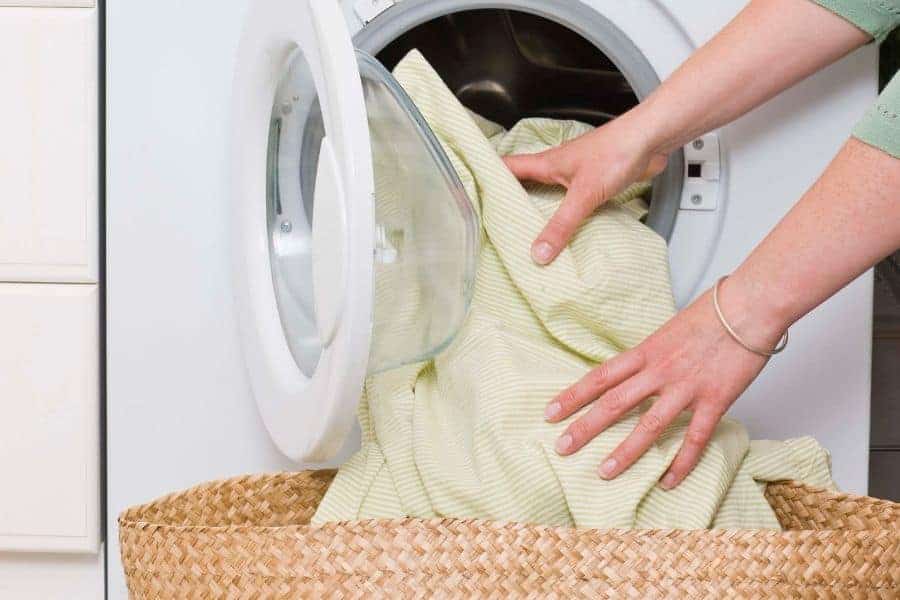 How to make your laundry smell good! All the secret ways to make your clothes smell amazing naturally, and for longer. Here's your stinky laundry solution!