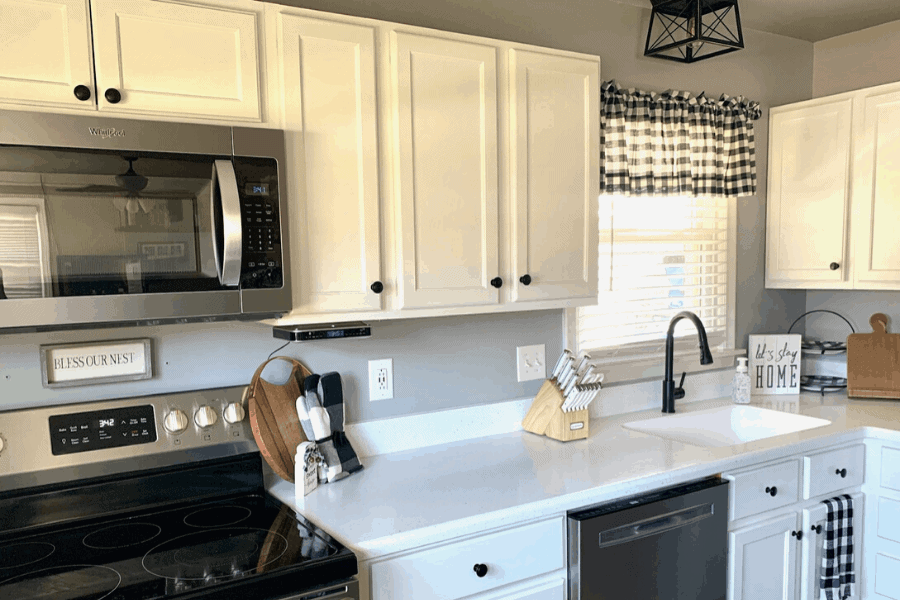 5 easy tricks to keep kitchen countertop clutter at bay! Use these kitchen counter organization ideas to clean and declutter the busiest room of your home.