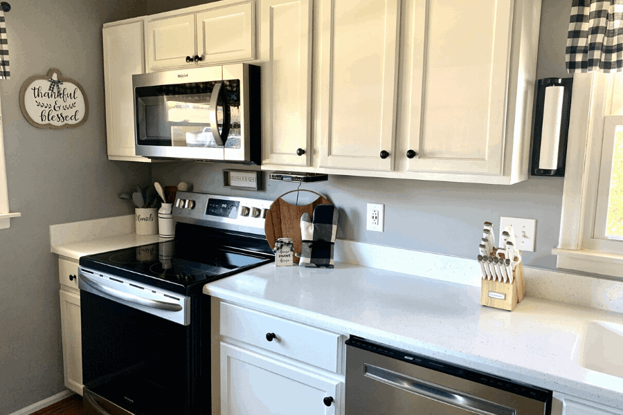 5 easy tricks to keep kitchen countertop clutter at bay! Use these kitchen counter organization ideas to clean and declutter the busiest room of your home.