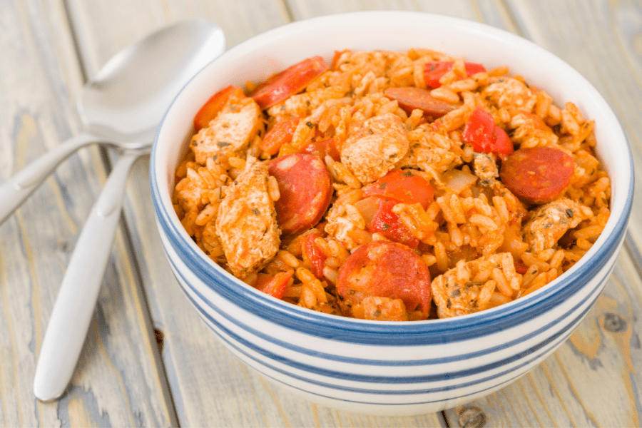 What to eat with jambalaya! Find TONS of ideas for cajun jambalaya side dishes so you can create the perfect pairing for an amazing dinner.